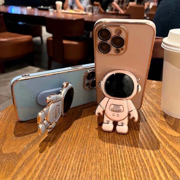 Astronaut iphone case10.jpg